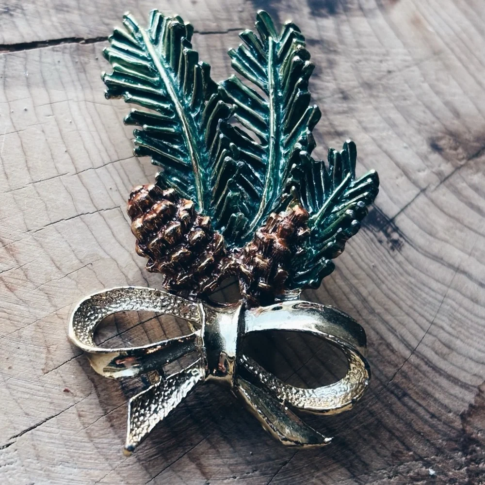 Brooch Evergreen and pine cone